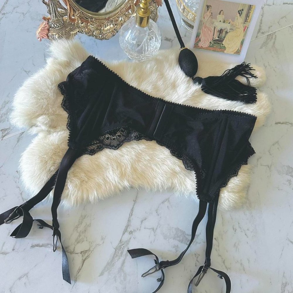 Black lace sexy suspender / garter belt - XS-S - Picture 3 of 4